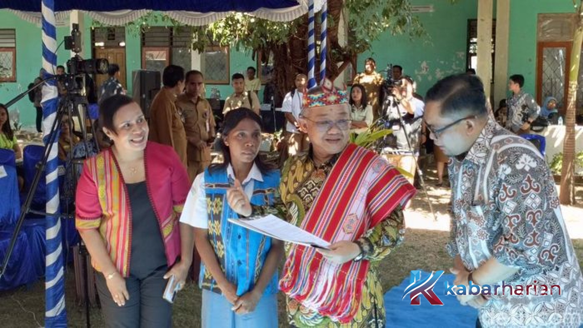 Senyum Ferona dari Alor: Mengakhiri Era Belajar di Atas Tanah Lewat Transformasi Pendidikan NTT