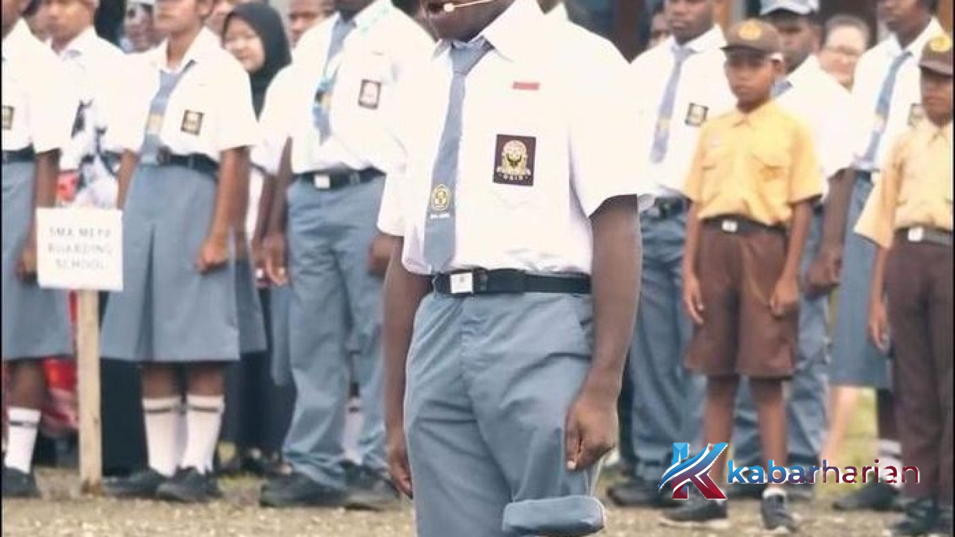 Keteguhan Deki Degei: Kisah Siswa Disabilitas Nabire yang Memimpin Upacara Hardiknas dengan Satu Kaki