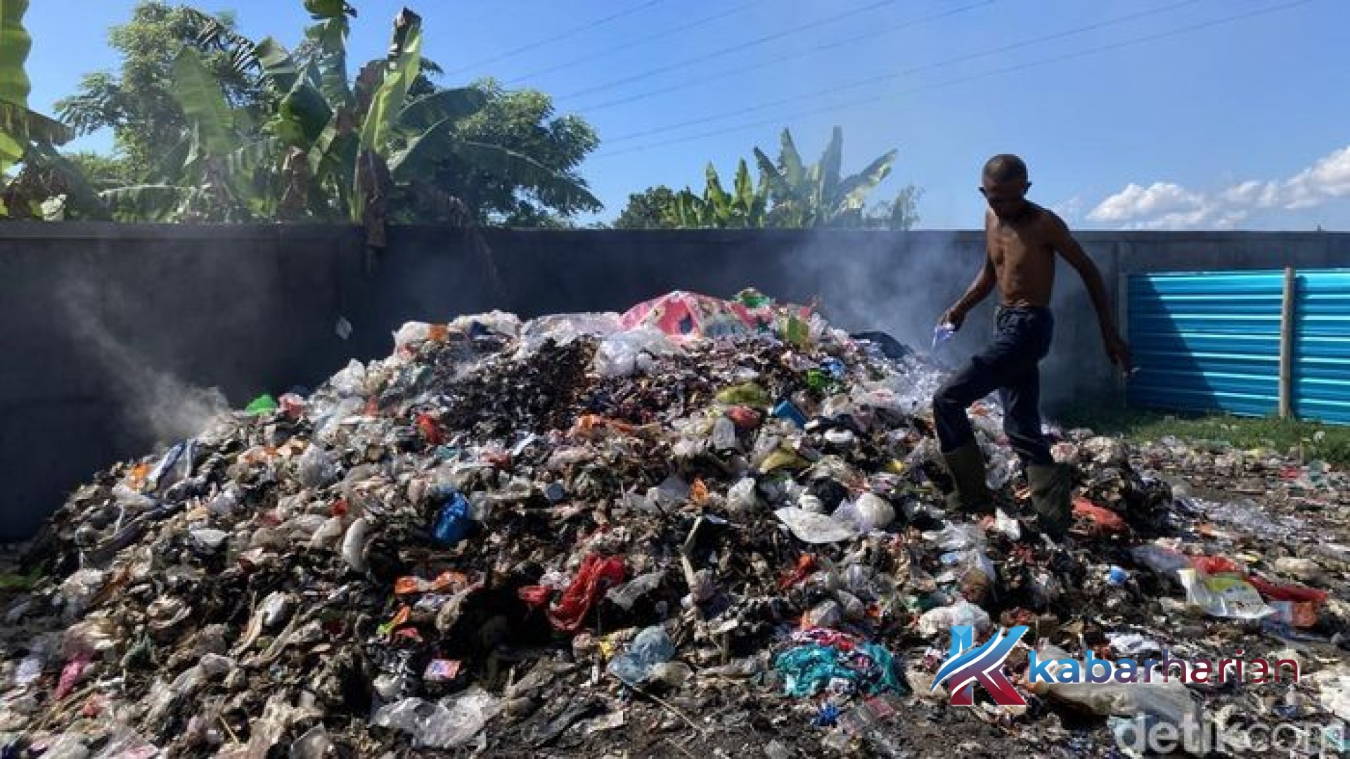 Dilema Limbah di Klungkung: TOSS Berseri Kampung Gelgel Terpaksa Bakar Residu demi Redam Bau