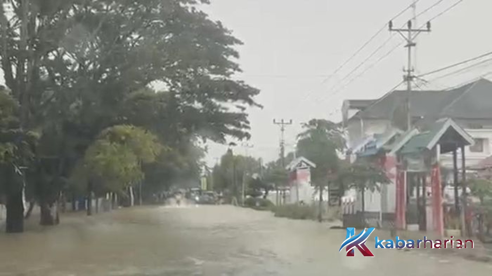 Banjir Besar Melanda Bone: Kantor Polres dan Kejaksaan Terendam, Satu Warga Lansia Tutup Usia