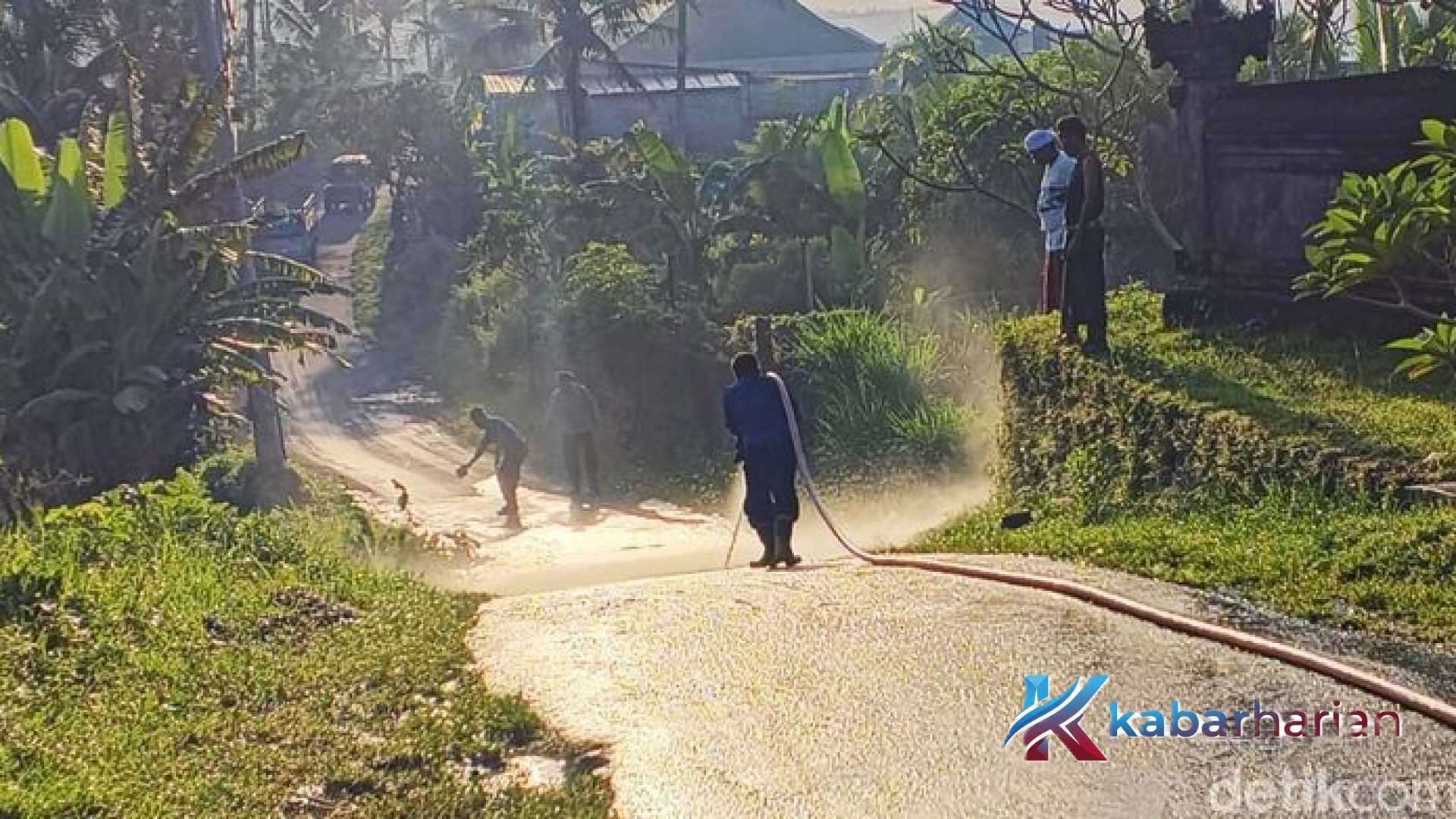 Waspada! Tumpahan Solar di Budakeling Karangasem Makan Korban, Tim Damkartan Bergerak Cepat Amankan Jalur