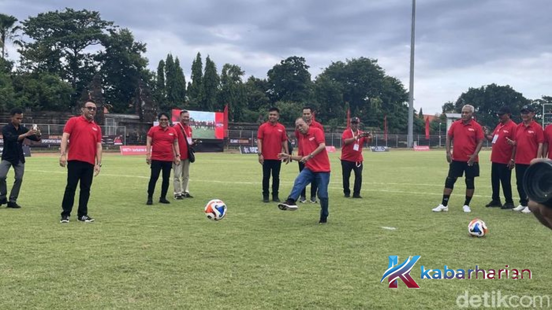 Mencari ‘Soekarno Muda’ di Lapangan Hijau: Wayan Koster Resmi Membuka Liga Kampung Soekarno Cup 2026