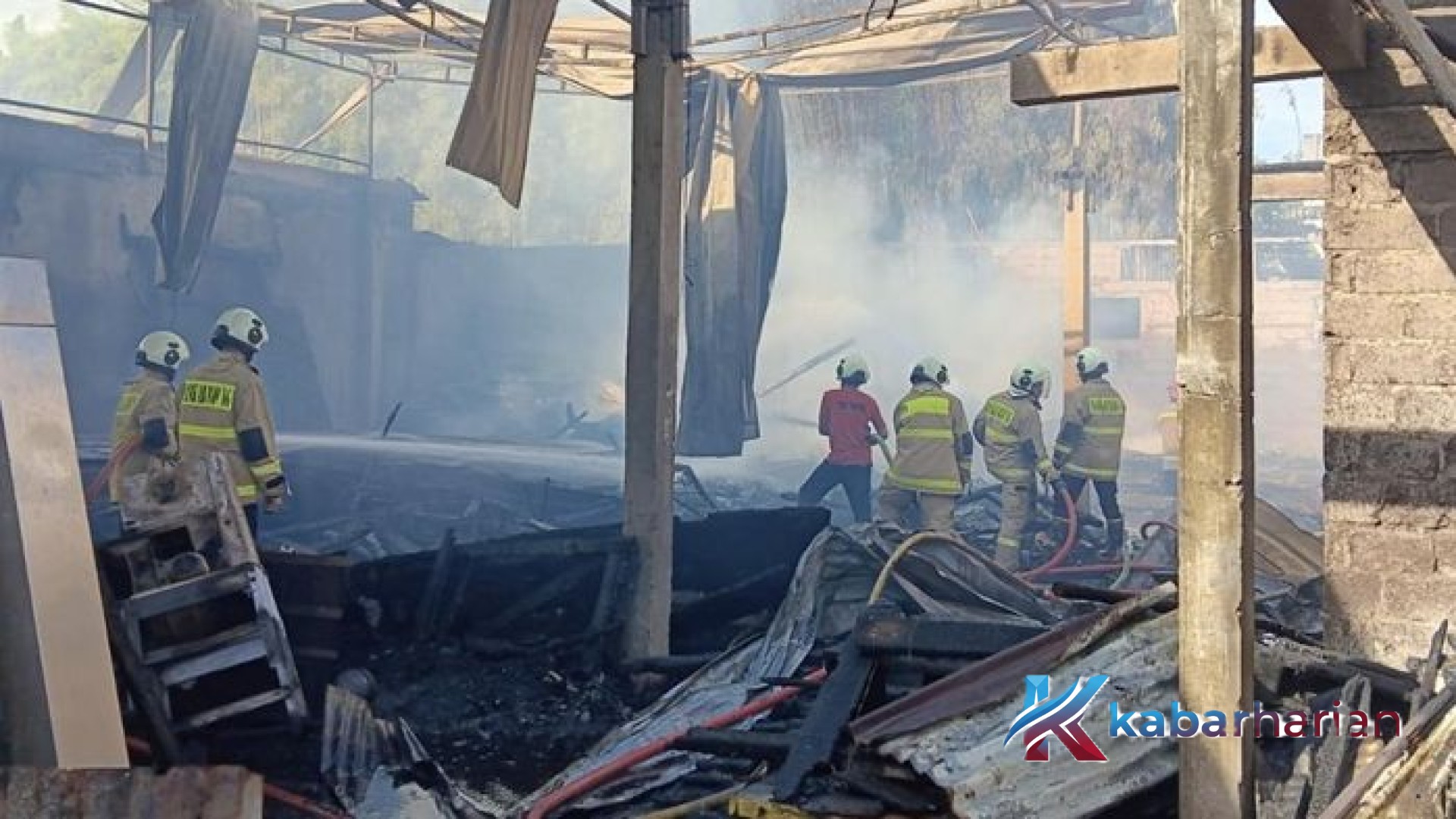 Amukan Si Jago Merah di Kerobokan: Gudang Furniture Dua Lantai Ludes Terbakar, Diduga Akibat Kelalaian Bakar Sampah