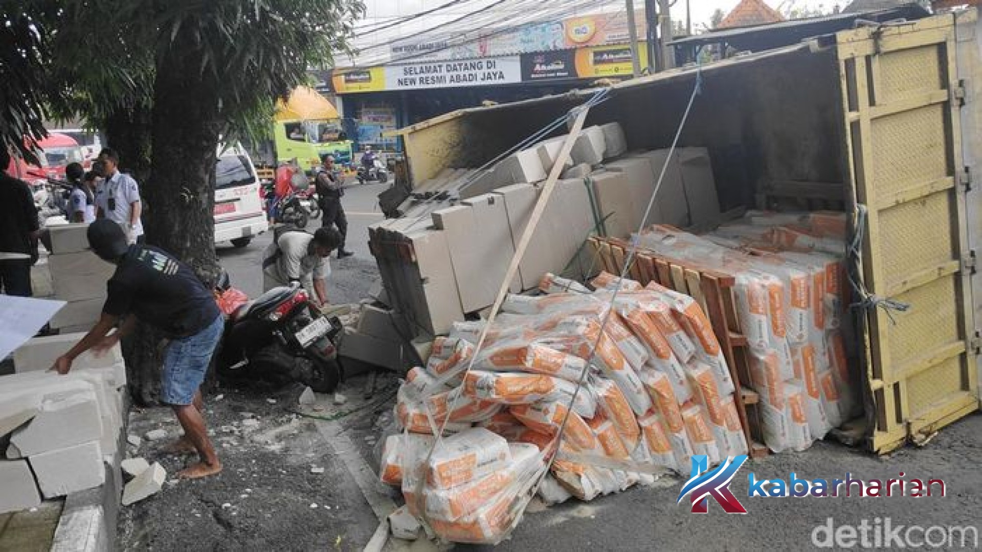 Petaka Overload di Jalur Mengwitani: Truk Hebel Terguling, Nyawa Satu Keluarga Nyaris Melayang
