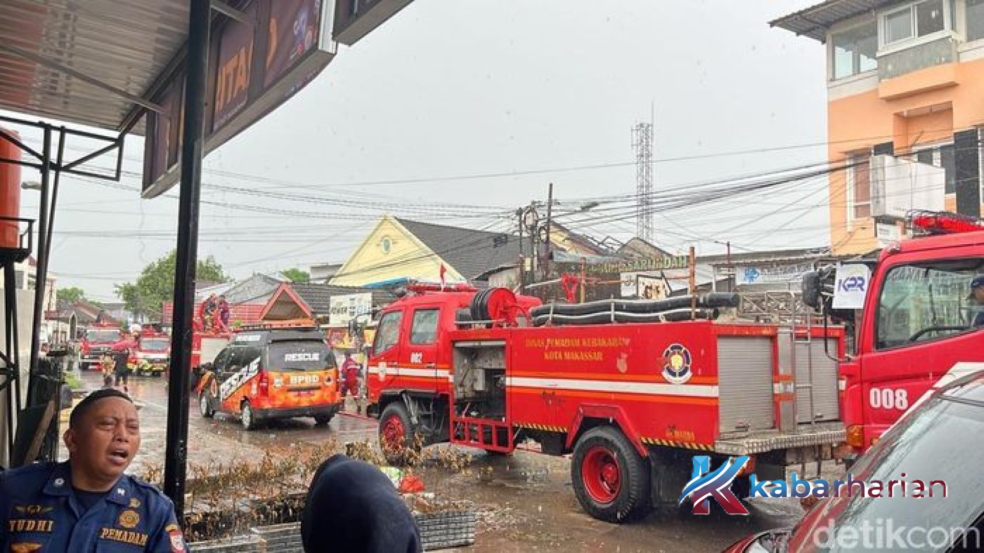Duka di Tengah Guyuran Hujan: Detik-Detik Penyelamatan Pasutri Lansia Saat Kebakaran Hebat Melanda Emmy Saelan Makassar
