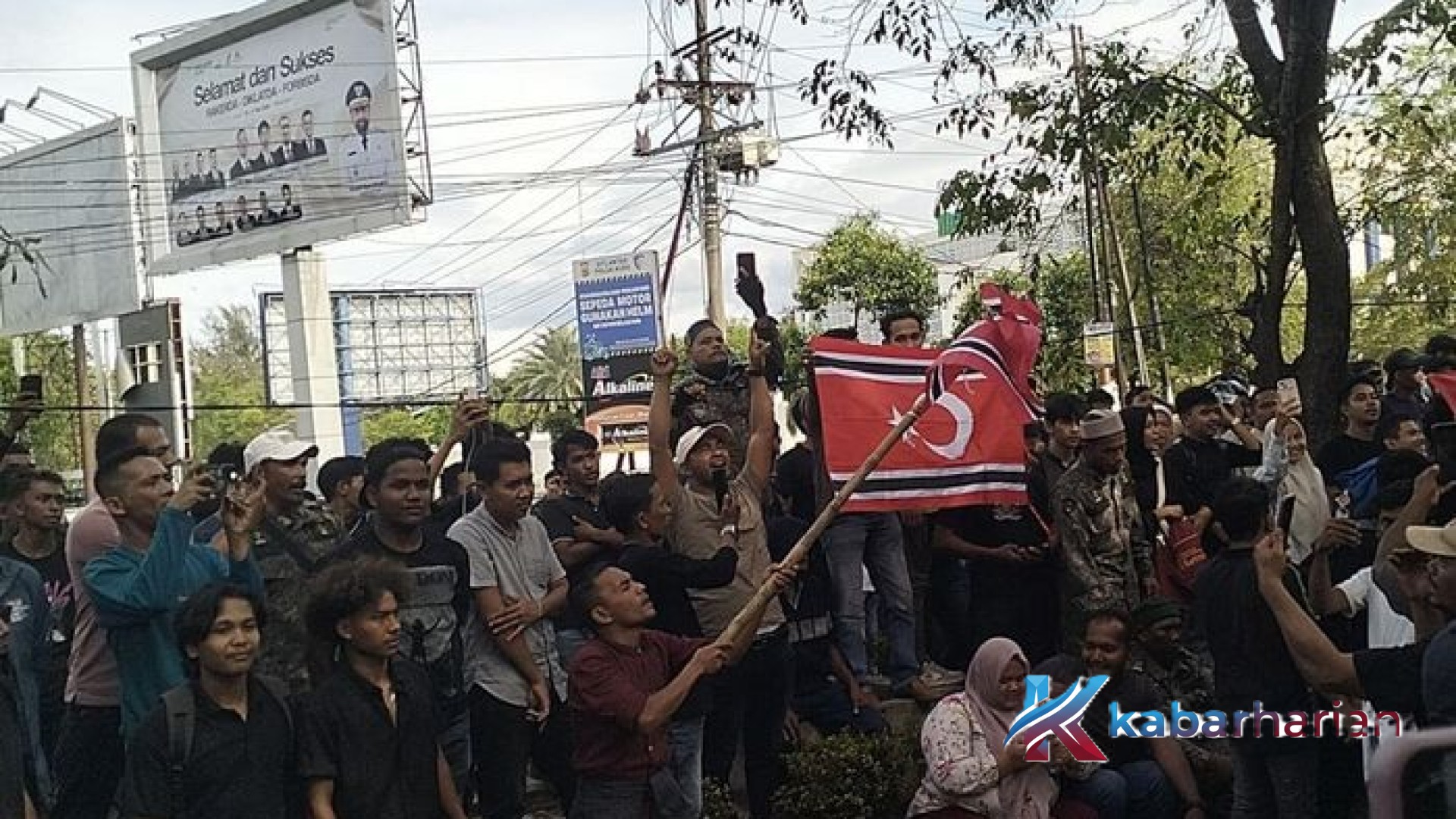Gema Tuntutan Rakyat Aceh: Massa ARA Desak Mualem Teken Petisi JKA di Bawah Kibaran Bulan Bintang