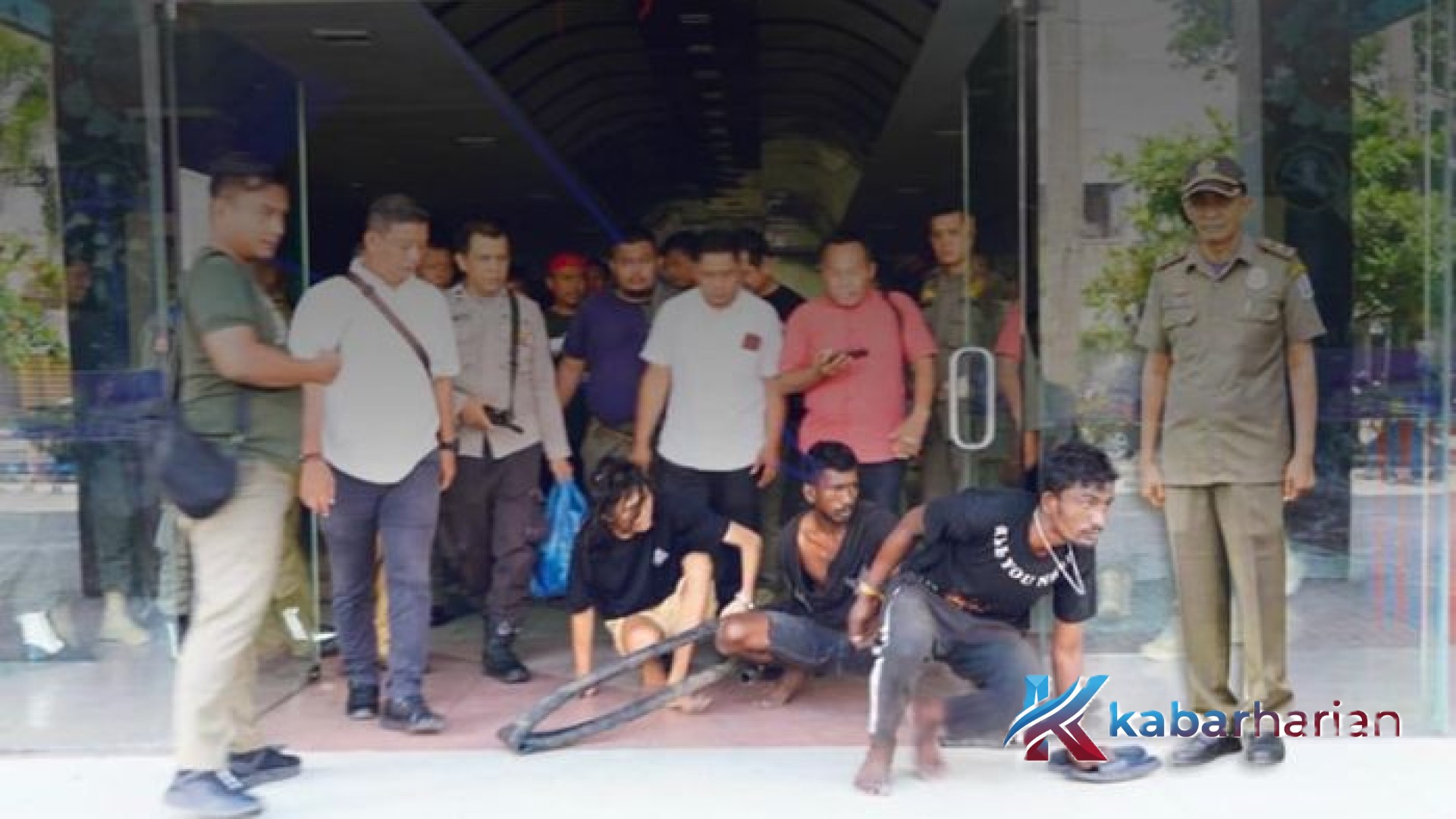 Aksi Nekat ‘Rayap Besi’ di Deli Serdang: Kepergok Petugas Satpol PP Saat Jarah Eks Delimas Plaza