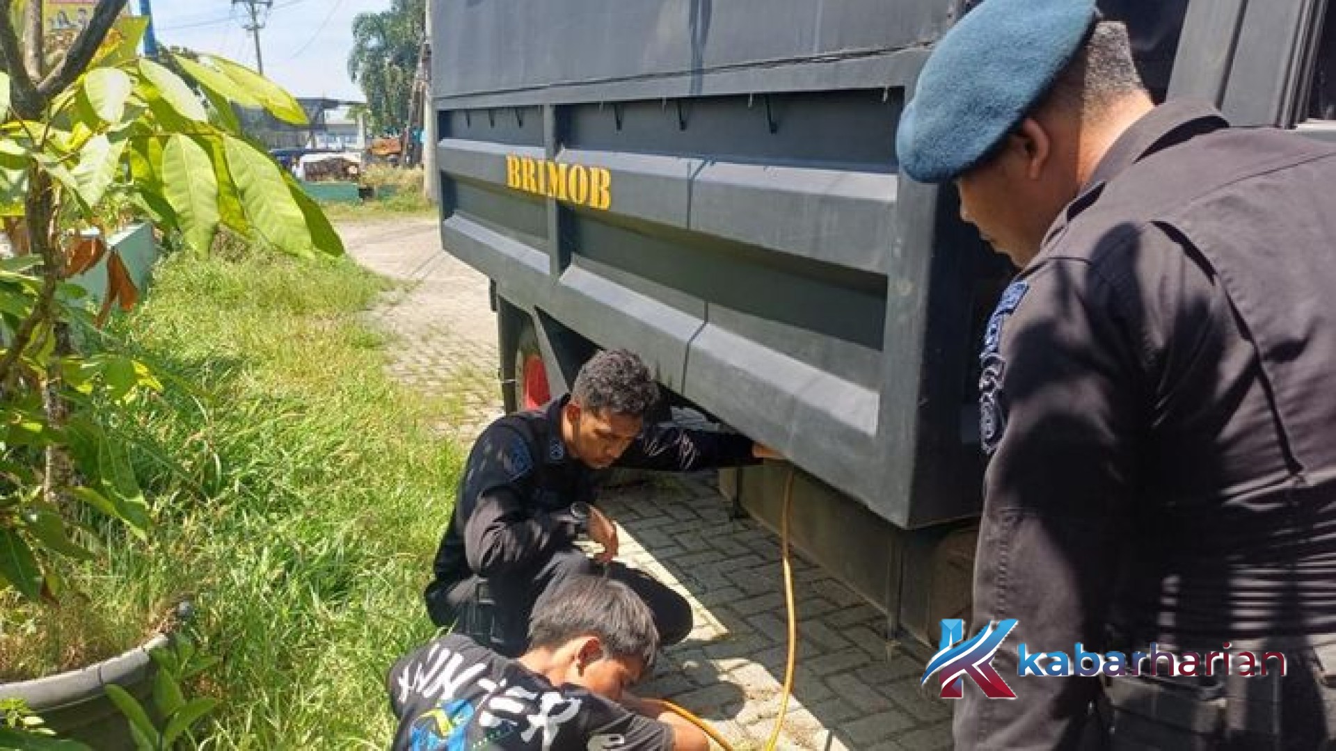 Aksi Heroik Brimob Polda Sumut: Menjaga Keamanan dan Menebar Kemanusiaan di Tengah Blackout Massal